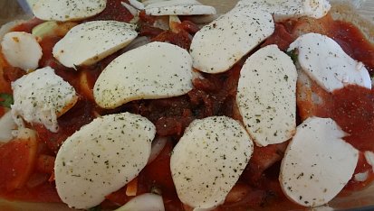 Tilapie zapékaná se sušenými rajčaty a Mozzarellou.