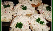 Třídruhový rybí salát na chlebíčky, detail...