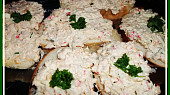 Třídruhový rybí salát na chlebíčky, detail...