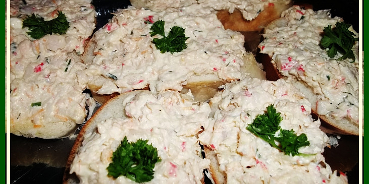 Třídruhový rybí salát na chlebíčky (detail...)