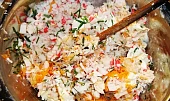Třídruhový rybí salát na chlebíčky, dáme všechny ingredience a promícháme/utřeme...