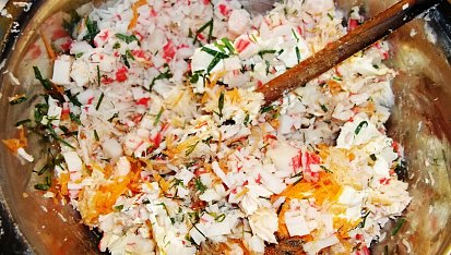 Třídruhový rybí salát na chlebíčky, dáme všechny ingredience a promícháme/utřeme...