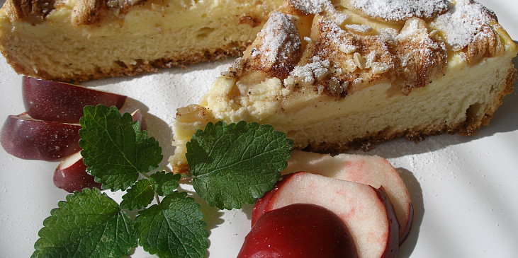 Tvarohovo-jablečný kynutý koláč