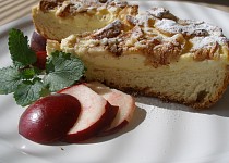 Tvarohovo-jablečný kynutý koláč