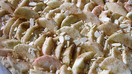 Tvarohovo-jablečný kynutý koláč