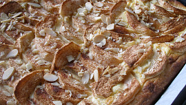 Tvarohovo-jablečný kynutý koláč