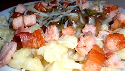 Uzené s netradiční houbovo-cuketovou omáčkou