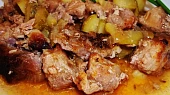 Vepřové kostky pečené s cuketou a libečkem, detail...