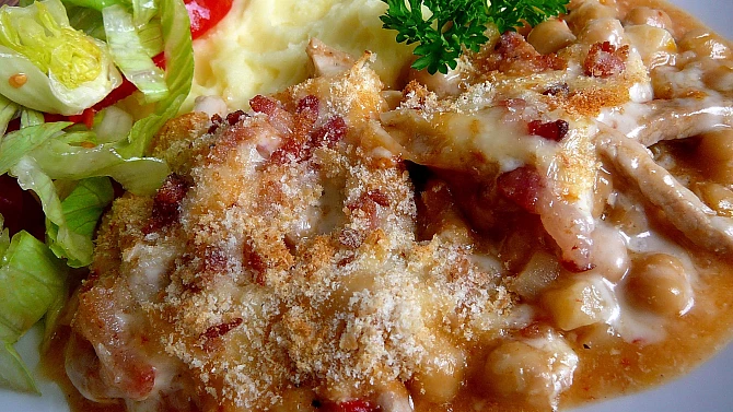 Vepřové nudličky s cizrnou na víně, varianta: zapečené se sýrem a slaninou