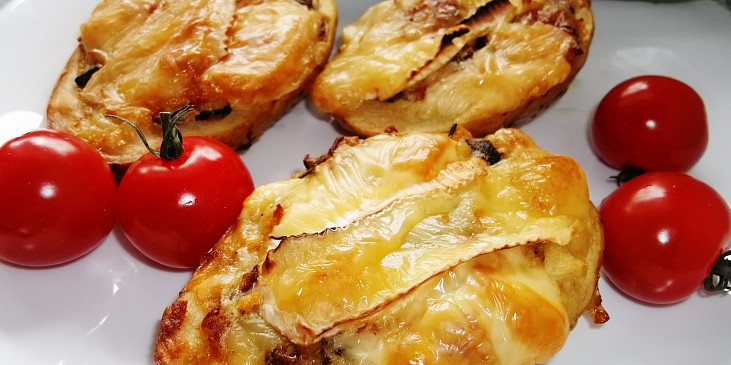 Vypečené  plněné brambory s uheráčkem, sýrem, a houbami (Vypečené plněné brambory s uheráčkem, sýrem a…)