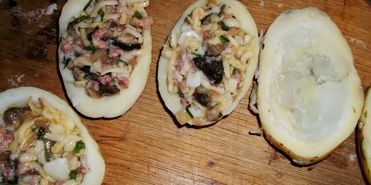 Vypečené  plněné brambory s uheráčkem, sýrem, a houbami (uvařené brambory vydlabeme a naplníme...)