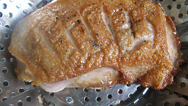 Vyuzená kachní prsa s ananasovou salsou