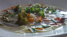 Vývar s kari chutí ,  čerstvou zeleninou a bylinkami