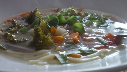 Vývar s kari chutí ,  čerstvou zeleninou a bylinkami