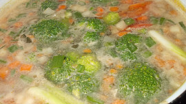 Vývar s kari chutí ,  čerstvou zeleninou a bylinkami