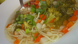 Vývar s kari chutí ,  čerstvou zeleninou a bylinkami