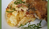 Zapékané brambory se slaninou a sýrem (A s kouskem pečeného kuřátka:-))