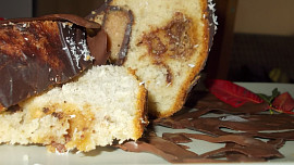 Banánovo-čokoládová bábovka s likérem a mletými oříšky