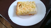 Bleskový koláč s broskvemi a kokosovou drobenkou