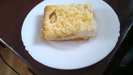 Bleskový koláč s broskvemi a kokosovou drobenkou