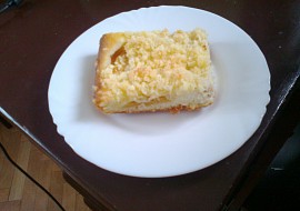 Bleskový koláč s broskvemi a kokosovou drobenkou