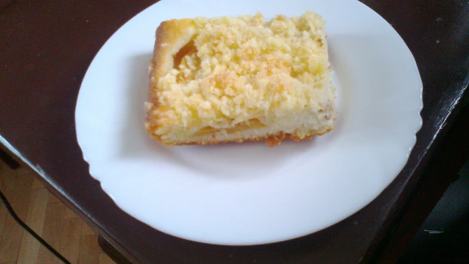 Bleskový koláč s broskvemi a kokosovou drobenkou