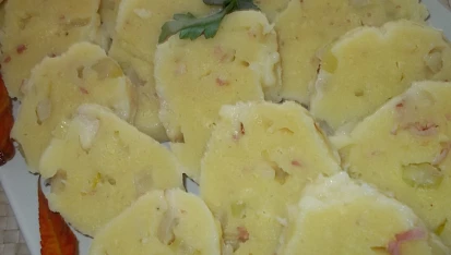Bramborové knedlíky  z prášku, restovaného řapíkatého celeru a slaniny