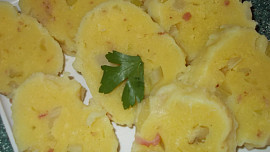 Bramborové knedlíky  z prášku, restovaného řapíkatého celeru a slaniny