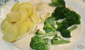 Brokolice v sýrové omáčce, pro změnu s bramborem..