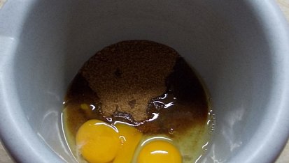 Celozrnná buchta do srnčího hřbetu, vejce + cukr