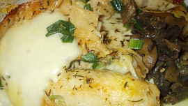 Tilapie, zapečená s mozzarelou  a houbami