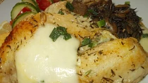 Tilapie, zapečená s mozzarelou  a houbami
