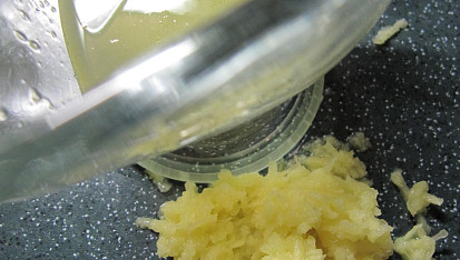 Citronovozázvorový cheesecake, Strouhaný zázvor a citronová šťáva