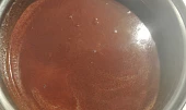Čokoládová bábovka s pivem, pivo s vodou zahřejeme a rozpustíme máslo, čokoládu, kávu a přidáme rozinky