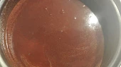 Čokoládová bábovka s pivem, pivo s vodou zahřejeme a rozpustíme máslo, čokoládu, kávu a přidáme rozinky
