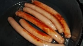 Dobrota z jednoho kastrolu, osmažíme vinnou klobásu...