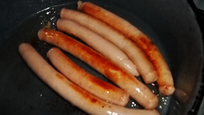Dobrota z jednoho kastrolu, osmažíme vinnou klobásu...