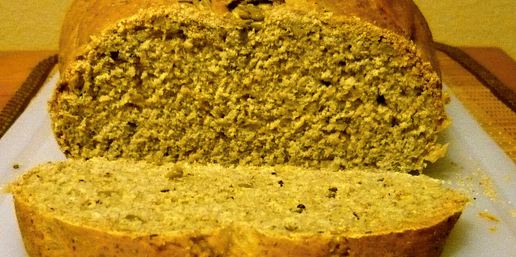 Domácí pšenično-žitný chléb se semínky (Řez)