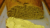 Domácí pšenično-žitný chléb se semínky, Namazán s domácí třenou Nivou