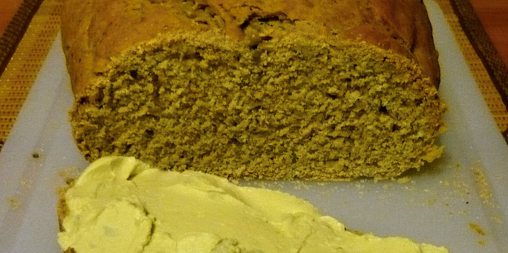 Domácí pšenično-žitný chléb se semínky (Namazán s domácí třenou Nivou)