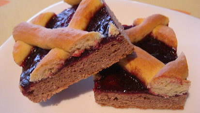 Dvoubarevný mřížkový koláč, Těsto rozválet lze, jen se musí podle potřeby přidat trošku mléka :)