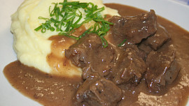 Hovězí loupaná plec na pepři a bramborové kaši