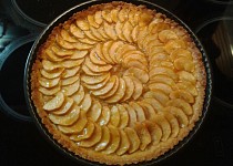 Jablečný dort s ořechy a skořicí