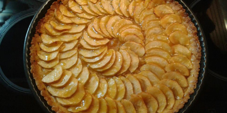 Jablečný dort s ořechy a skořicí (Jablečný dort bez skořice)