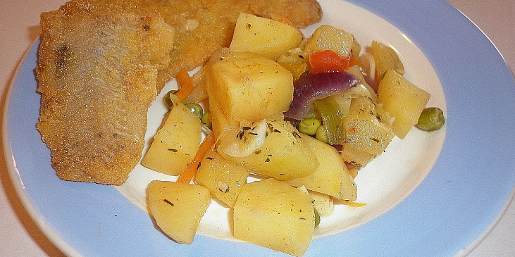 Jamajská escovitch fish s pikantní zeleninou