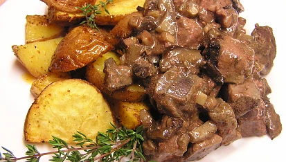 Játra na cibulce s houbami a slaninou