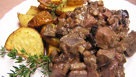 Játra na cibulce s houbami a slaninou