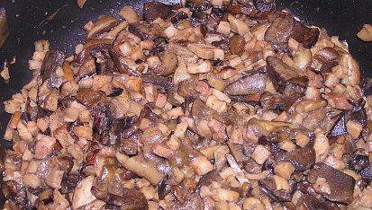 Játra na cibulce s houbami a slaninou