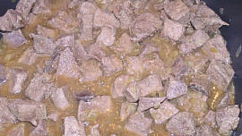 Játra na cibulce s houbami a slaninou