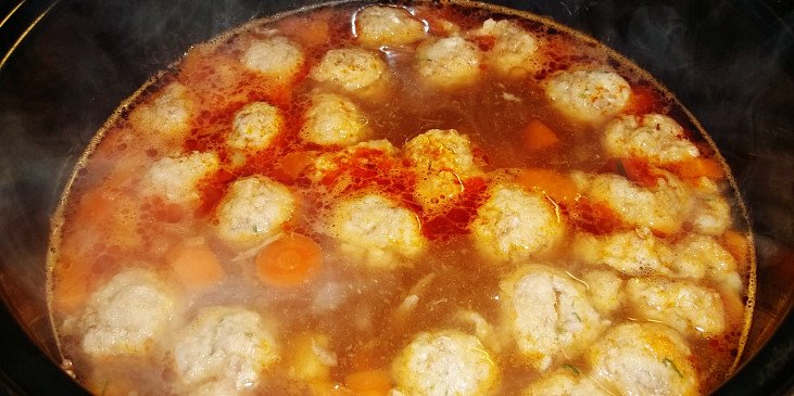 Telecí polévka s knedlíčkama podle inspirace chefa Thomase Kellera (zavaříme knedlíčky spolu s těstovinami...)